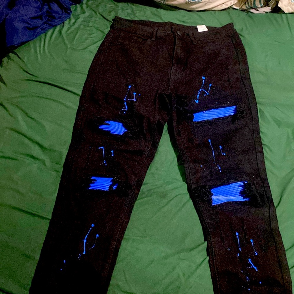 Sellin them for 30 each brand new never wore them tryna get some bread